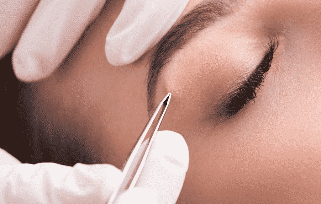 Oblikovanje obrva pincetom