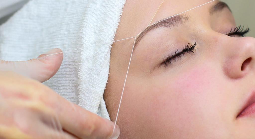 Oblikovanje obrva koncem/voskom